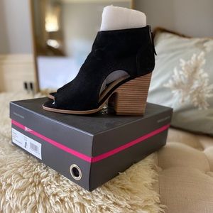 Vince Comuto Bevina 8.5 cutout bootie